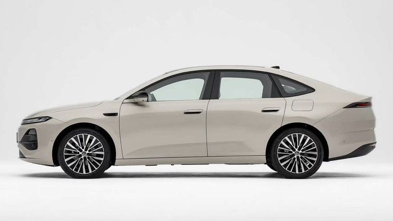 Volkswagen'in 100 km'de 2.8 litre yakan yeni uygun fiyatlı sedanı satışa çıktı - Resim: 17