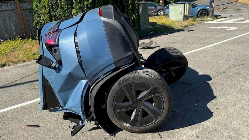 Kazada ikiye ayrılan Tesla satışa çıktı - Resim: 3