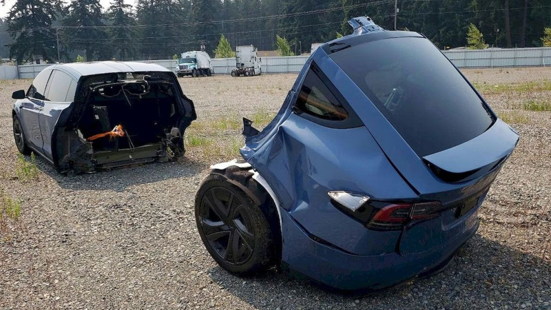 Kazada ikiye ayrılan Tesla satışa çıktı - Resim: 5