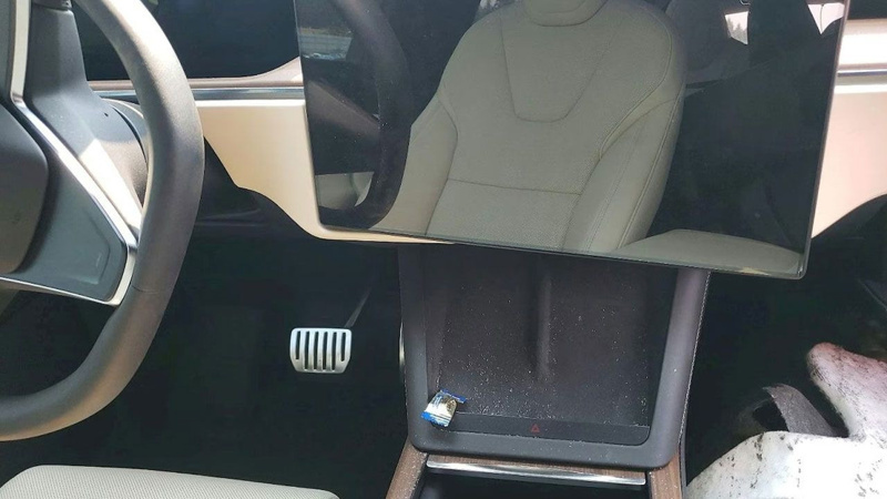 Kazada ikiye ayrılan Tesla satışa çıktı - Resim: 7