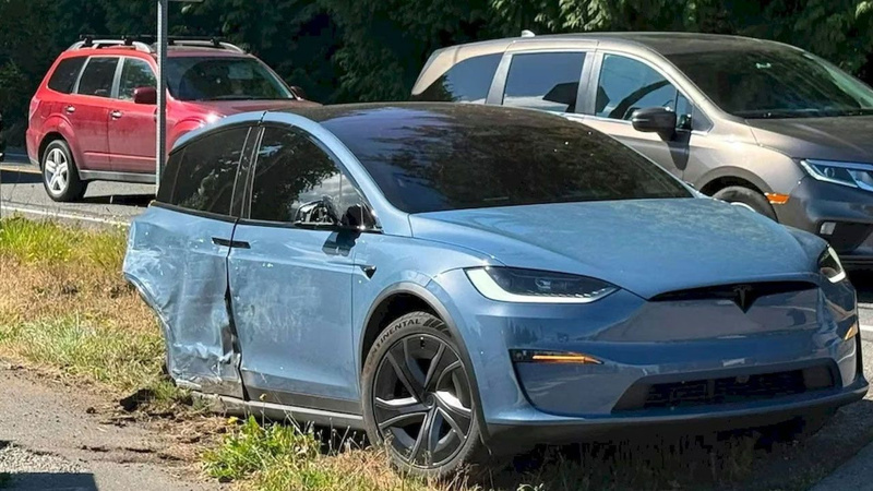 Kazada ikiye ayrılan Tesla satışa çıktı - Resim: 8