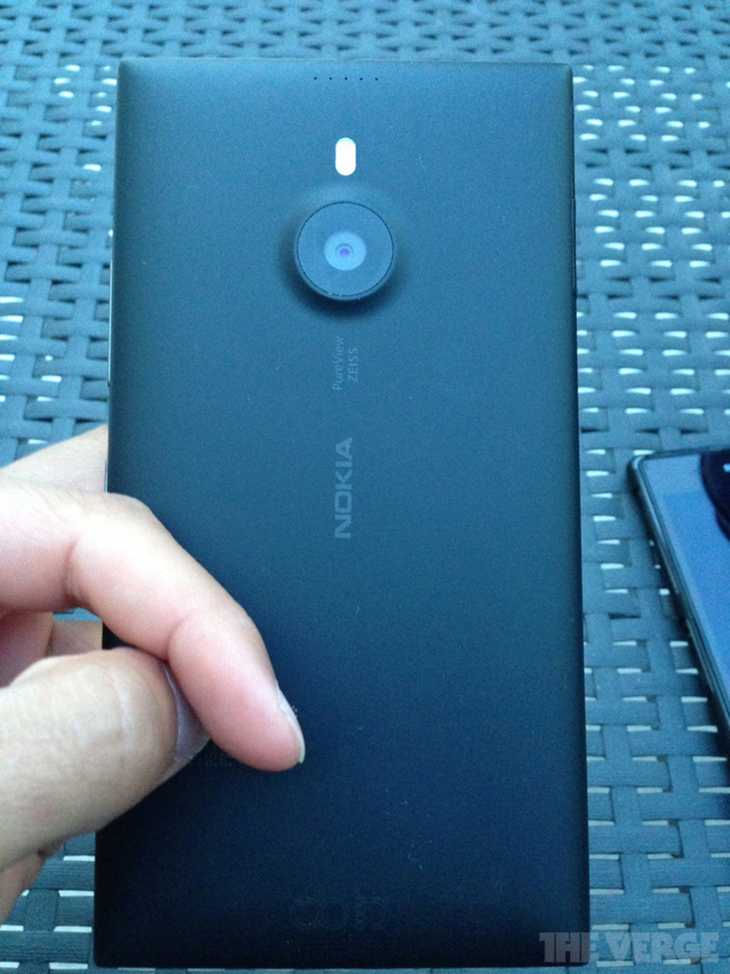 1380552876_more-nokia-lumia-1520-photos-6.jpg