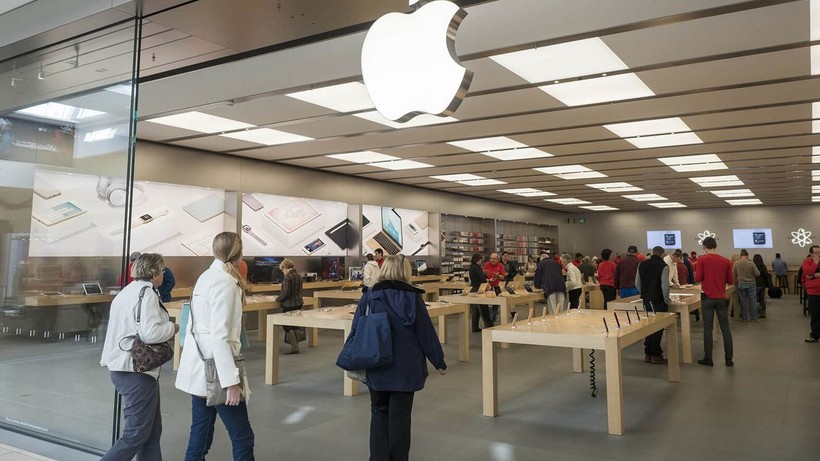 Herkesin gözü önünde elini kolunu sallayarak Apple mağazasını soydular