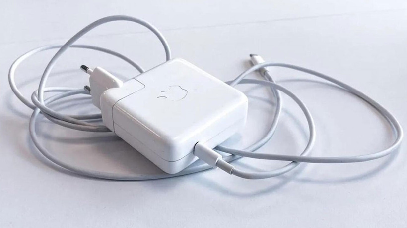 Apple, en pahalı MacBook adaptörünü yeniledi
