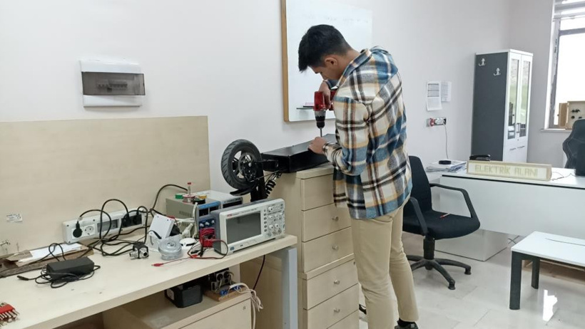 Lise öğrencileri elektrikli scooter üretti, saatte 30 kilometre hız yapabiliyor - Resim : 1