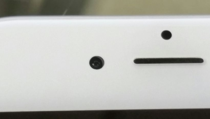 1417523023_misaligned-selfie-camera-on-iphone-6-1.jpg