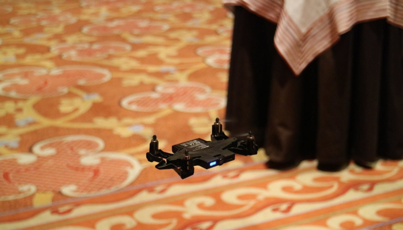 Telefon kılıfına gömülü selfie drone: Selfly - Resim : 1