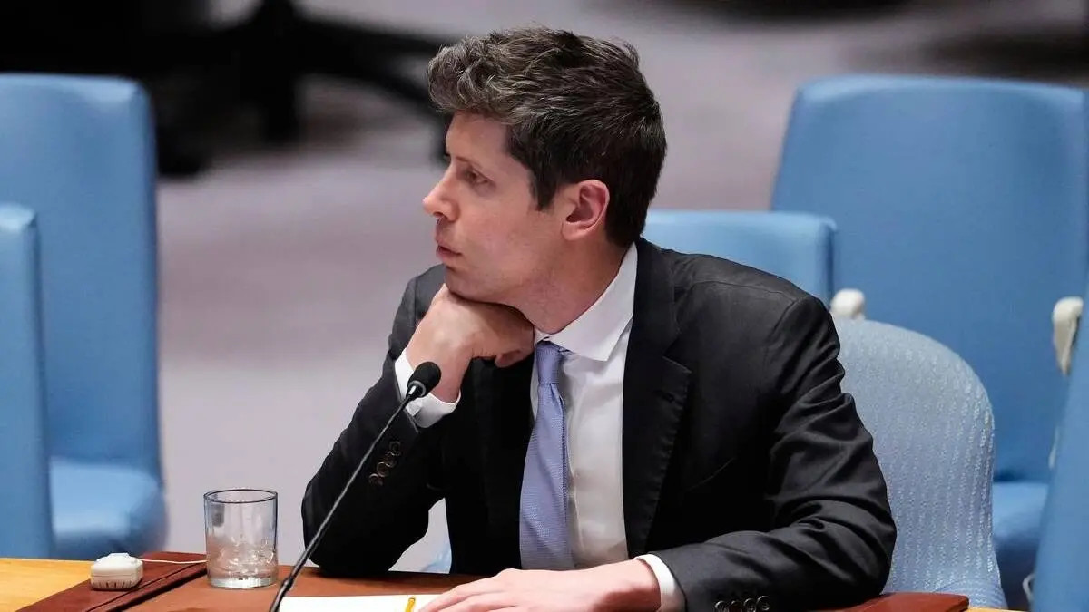Mikrofon önünde oturan bir erkek